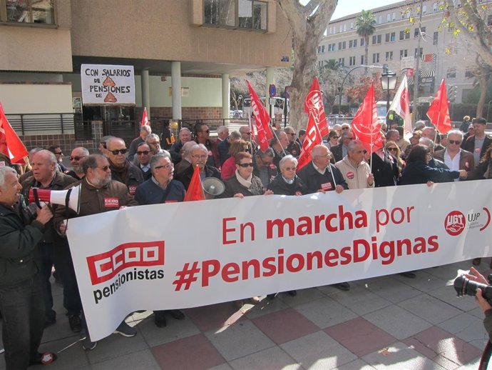 Los pensionistas conentrados a las puerta de la Delegación del Gobierno