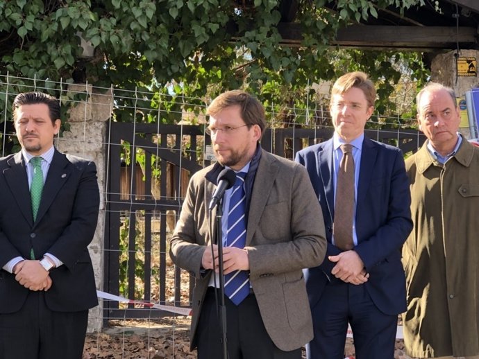 Almeida frente al restaurante Gipuzcoa presenta el Plan para la Casa de Campo