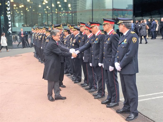 El delegado del Gobierno en Catalunya Enric Millo saluda a Mossos d'Esquadra