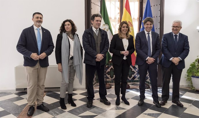 El presidente de Sociedad Civil Catalana, en el centro, junto a Susana Díaz