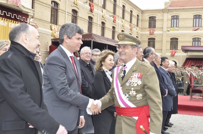 El teniente general José Carrasco saluda a las autoridades civiles. 