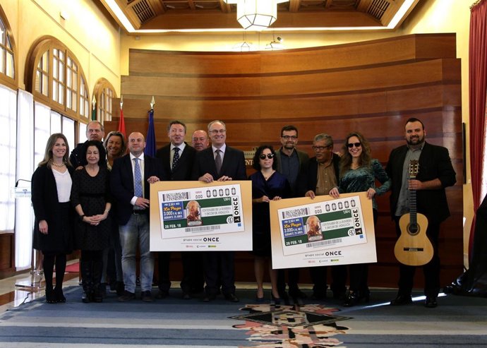 Presentación del cupón de la ONCE por el 28F