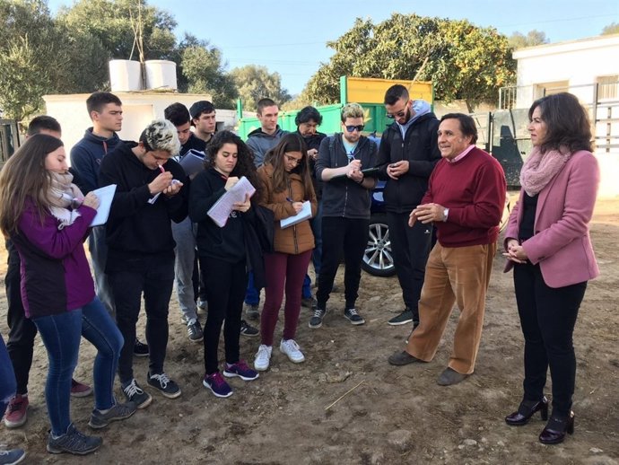 Estudiantes catalanes visitan el rebaño experimental de Diputación