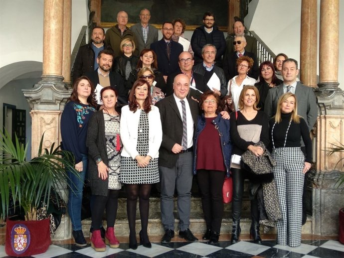 El presidente de la Diputación, Antonio Ruiz (centro), tras firmar los convenios