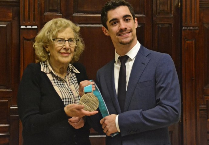 Carmena recibe al medallista olímpico Javier Fernández en El Ayuntamiento