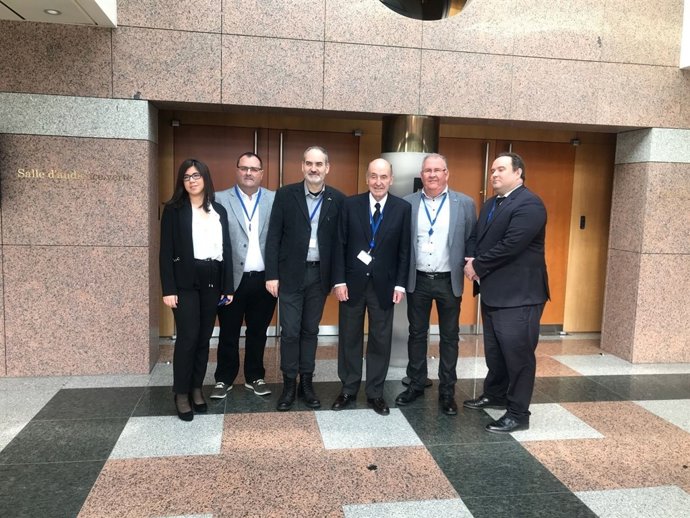 L'equip de Miquel Roca al costat de responsables de Fruits de Ponent