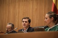 Albert Rivera dice que la marcha de Gabriel a Suiza demuestra su "incoherencia y cobardía"