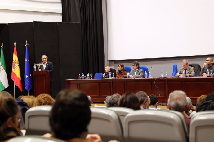 El rector de la UMA, José Ángel Narváez, en un acto