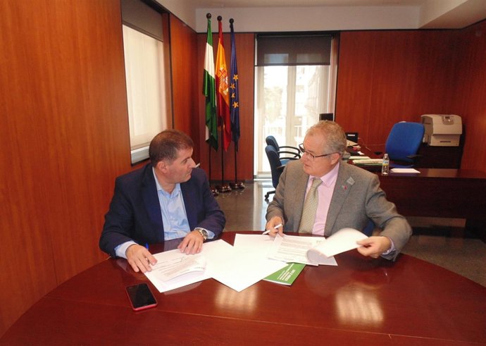 El delegado de Salud, Rafael López, con el alcalde de Jabugo, Gilberto Domínguez