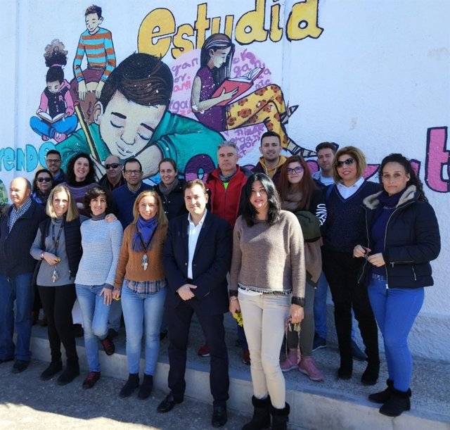 El delegado de Educación con el equipo directivo y el claustro