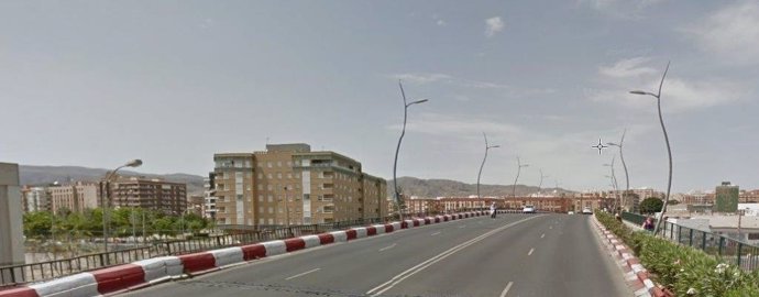 Puente de la Avenida del Mediterráneo en la ciudad de Almería