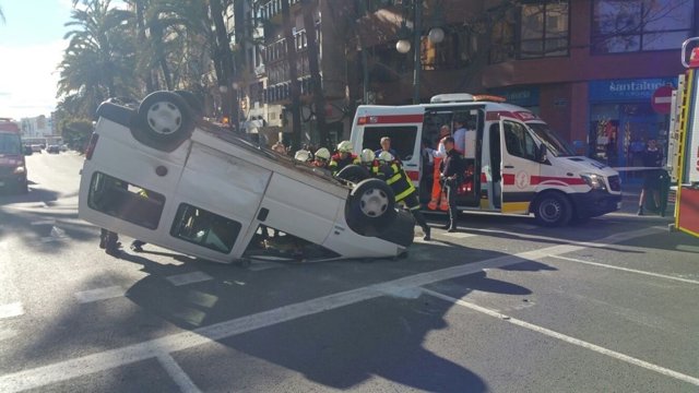 Furgoneta volcada en la Gran Via de Germaníes de València