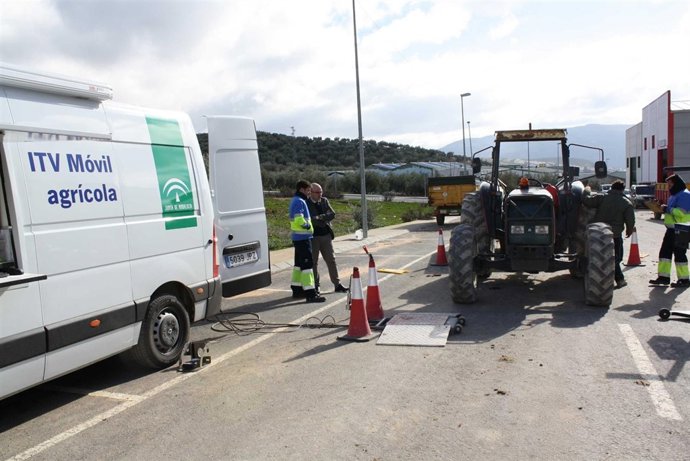 Carmona (izda.) con un técnico de la ITV móvil en Iznájar
