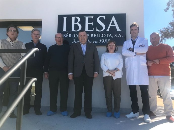 Zurera (centro), durante su visita a Ibesa