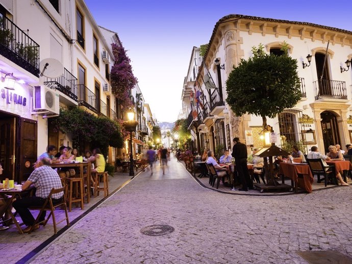 Turistas en terrazas de una calle de Marbella 