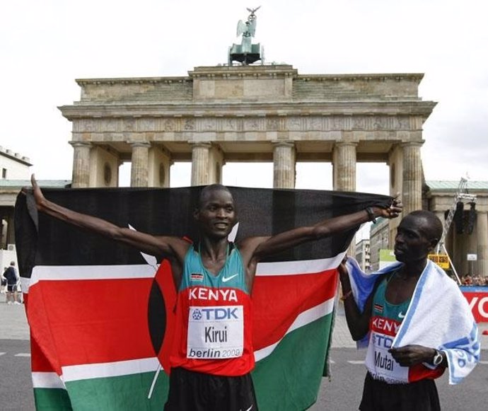 El atleta keniata Abel Kirui gana la maratón de Berlín