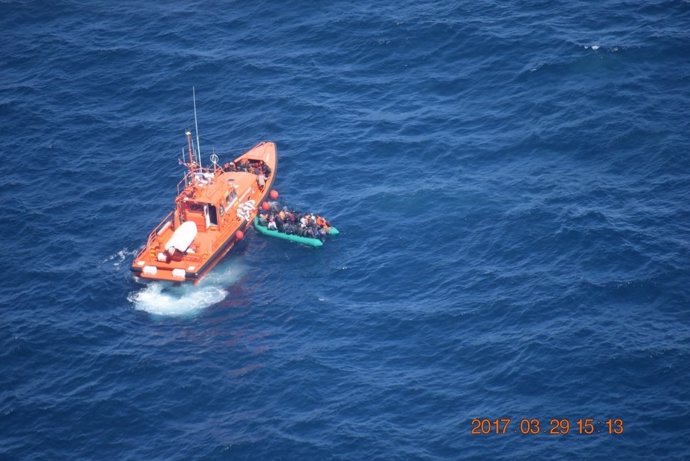 Patera rescatada por embarcación salvamento marítimo Alnitak salvamar málaga 