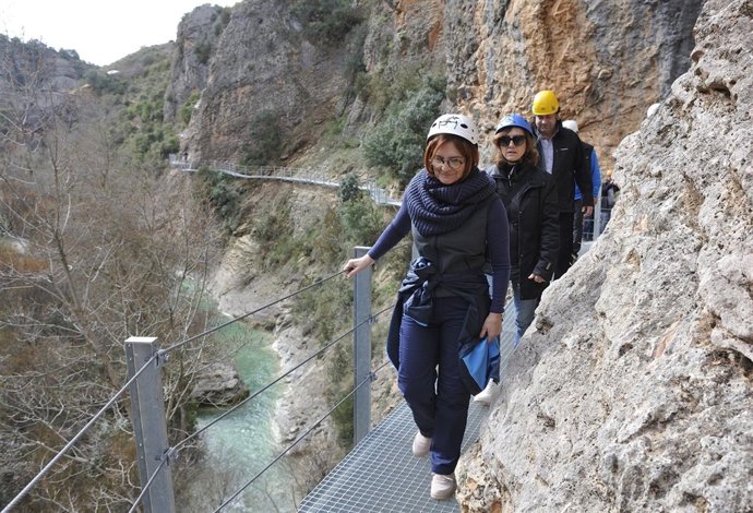 Maribel de Pablo y Marisa Romero por las pasarelas del río Vero en Alquézar
