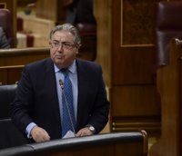 Zoido llama a policías y guardias civiles a seguir negociando la equiparación: "No es sólo dinero"