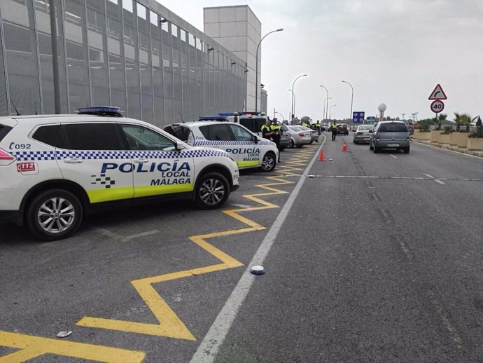 Policía control vehículos coches seguridad conducir falsos aeropuerto