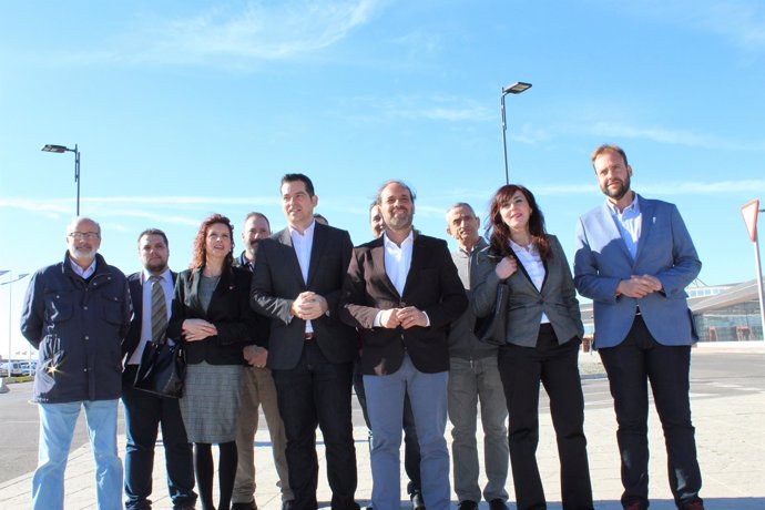 Ciudadanos en rueda en el Dique de Levante en apoyo al hotel del puerto 