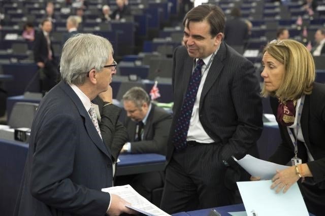 Clara Martínez, junto a Jean-Claude Juncker, presidente de la Comisión Europea
