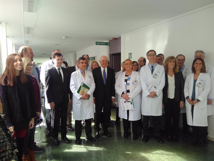 R.Pardo, J.M.Campistol, F.González y A.Castells con pacientes y profesionale