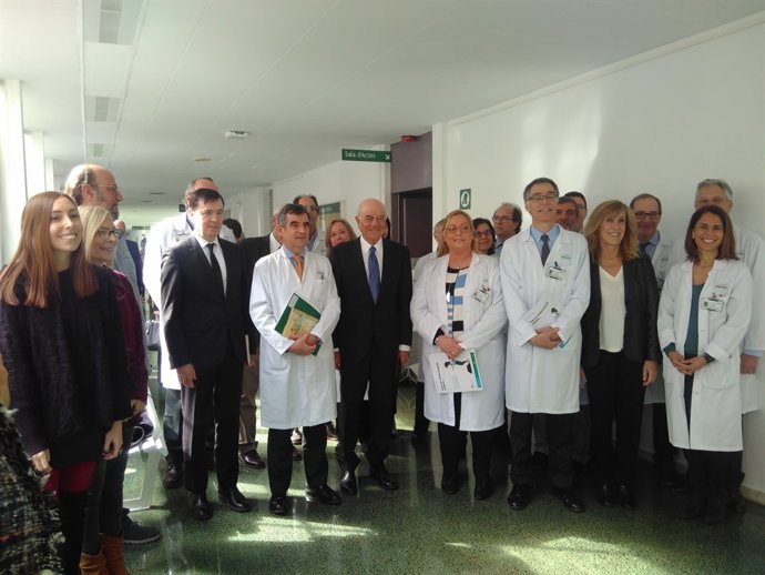 R.Pardo, J.M.Campistol, F.González i A.Castells amb pacients i profesionale