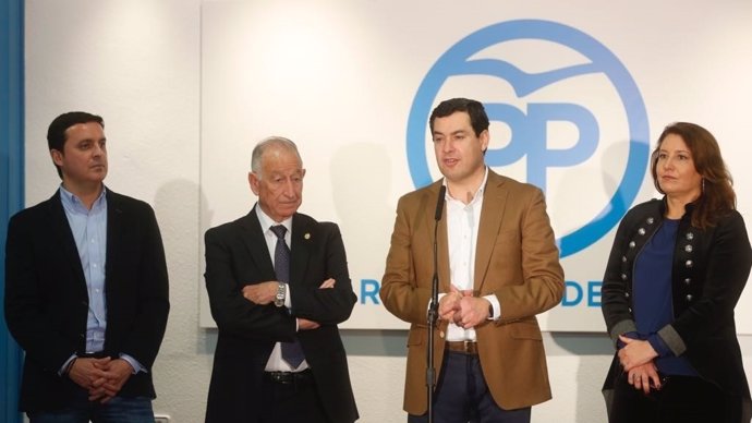 El presidente del PP-A, Juanma Moreno, atiende a los medios en Roquetas 