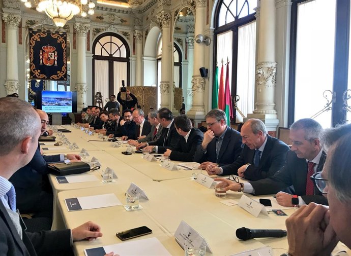 Alcalde de Málaga con responsables de cadenas hoteleras turismo más plazas