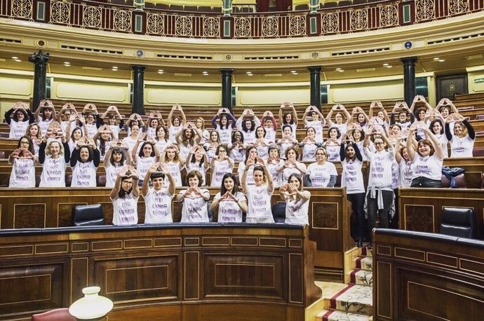 Diputadas de Unidos Podemos en el Congreso con camisetas huelga feminista