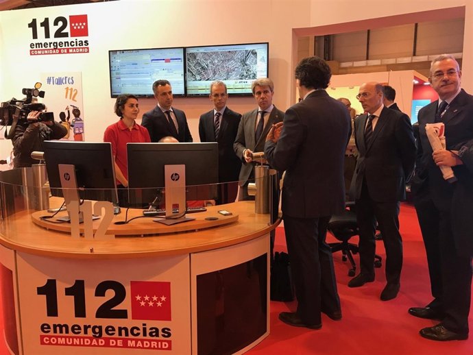 Pie De Foto Y Fotos: Garrido Visita El Estand De La Agencia De Seguridad Y Emerg