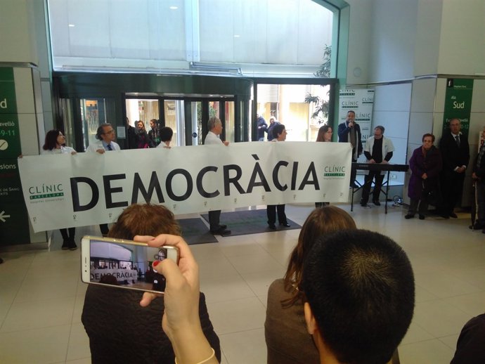 Treballadors del Clínic es concentren per la llibertat dels polítics presos