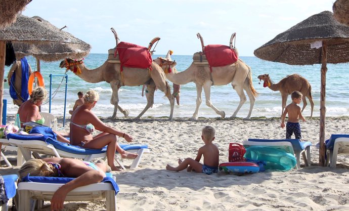 Varios turistas se relajan en la playa de Yerba.