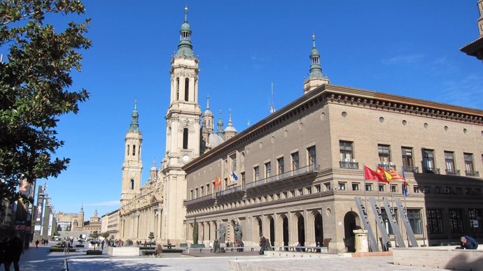 Ayuntamiento De Zaragoza, En La Plaza Del Pilar