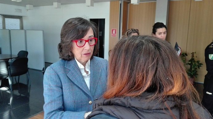 Rosa Aguilar habla con una periodista