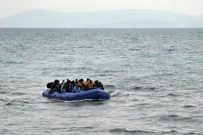Embarcación con refugiados llegando a la isla griega de Lesbos