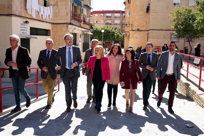El consejero de Fomento, Felipe López, visita las mejoras en viviendas de Jerez