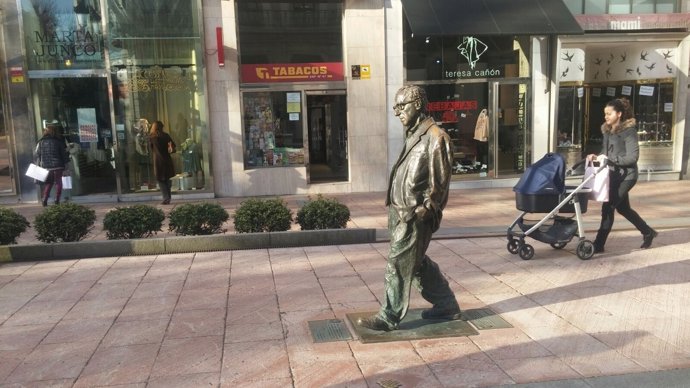 Estatua de Woody Allen en Oviedo