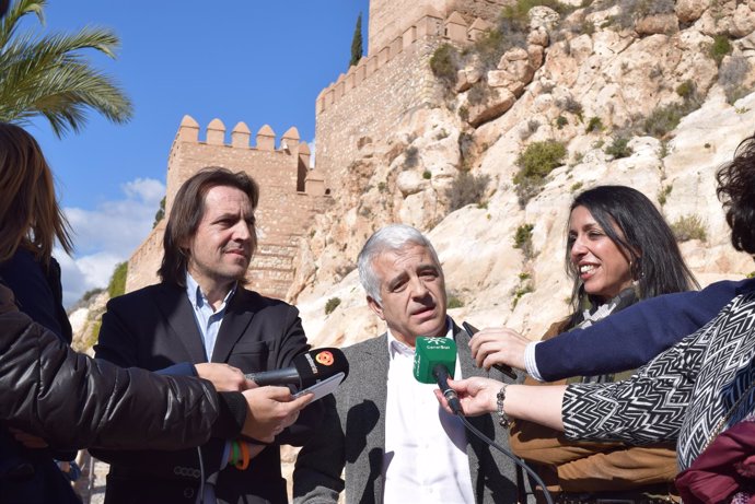 Representantes de Ciudadanos (Cs), ante la Alcazaba de Almería