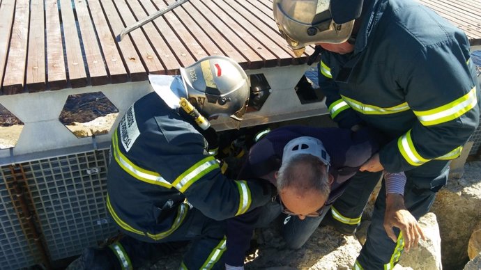 Bomberos rescatan a un pescador herido en Algeciras