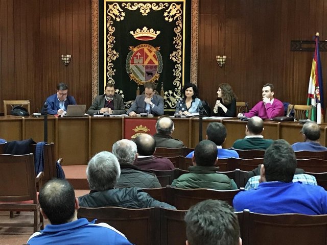 Reunión sobre la oferta de suelo industrial en el polígono de Arjona.