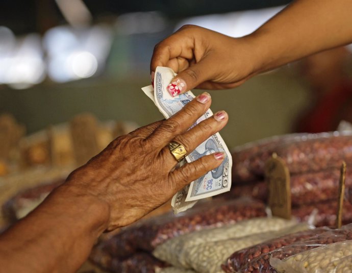 Pago en pesos en un mercado de La Habana