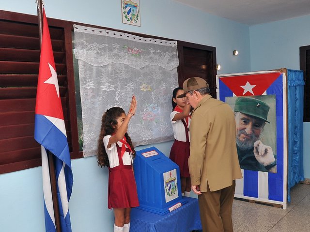 Raúl Castro vota en las elecciones municipales de Cuba