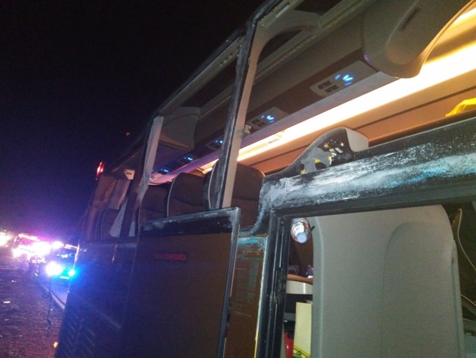 Bus siniestrado tras chocar con un camión en Villagordo