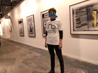 Lorena Ruiz-Huerta protesta contra la retirada de la obra de ARCO con una mordaza frente a la pared donde estaba situada