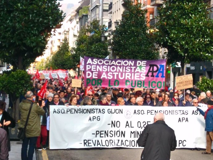 Más de 4.500 personas se movilizan en Oviedo para reclamar pensiones dignas