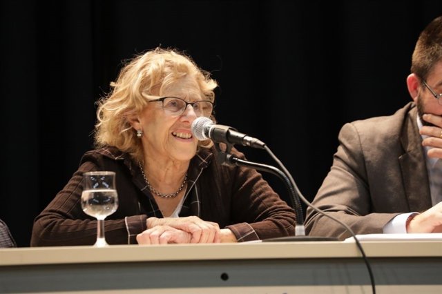 Carmena durante su visita en el distrito de Vicálvaro