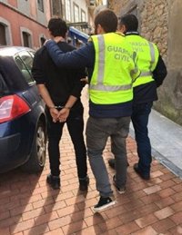 La Guardia Civil detiene a dos supuestos autores de un robo en un colegio público de Pravia