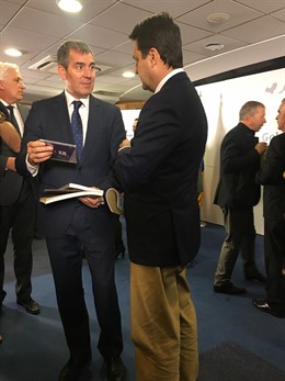 El presidente canario, Fernando Clavijo, con el nieto de Pino Ojeda